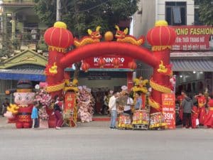 Trang trí chuẩn bị cho ngày khai trương cửa hàng