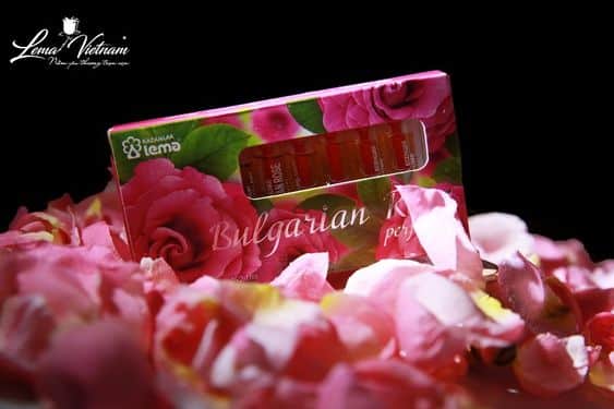 Ý tưởng kinh doanh ngày quốc tế phụ nữ với nước hoa và hoa tươi